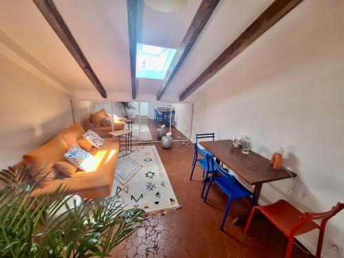 un salon avec un canapé et une table dans l'établissement Charming 3-room apartment in Nice Centre, à Nice