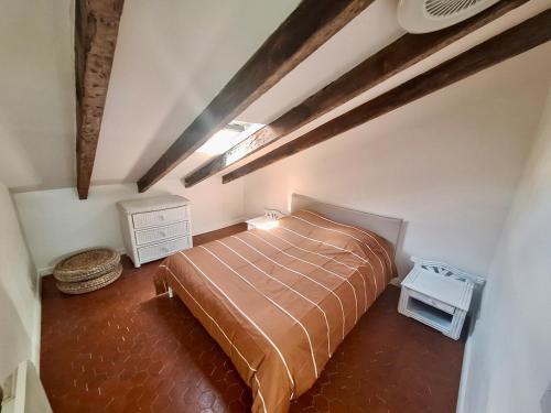 - une chambre mansardée avec un lit et une table dans l'établissement Charming 3-room apartment in Nice Centre, à Nice