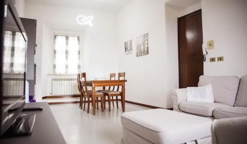 a living room with a couch and a table at La Casa in Piazza - Super terrazza - 18' dalle Terme in Manciano