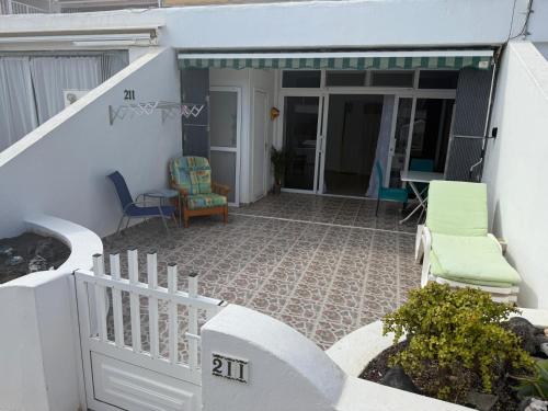 un patio con sedie, un tavolo e una recinzione di Rosamir Calm a Puerto del Carmen