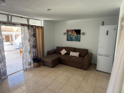 un soggiorno con divano e frigorifero di Rosamir Calm a Puerto del Carmen