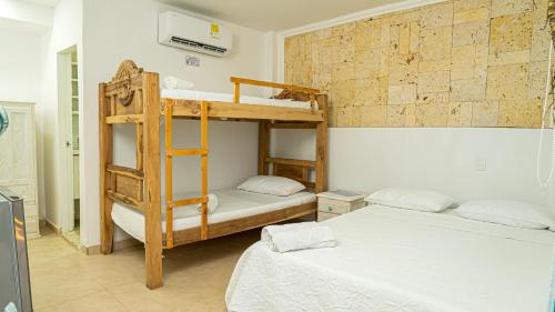 two bunk beds in a room with two beds at Casa Playa James in La Boquilla