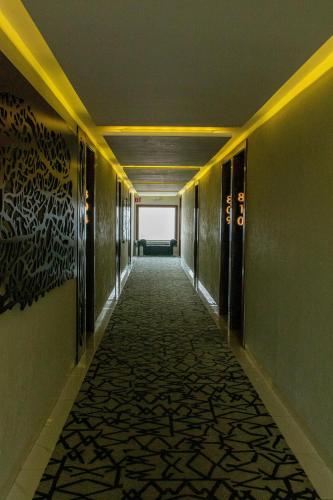 a hallway of a hotel with a carpeted corridor at Hotel Dali Plaza Ejecutivo in Guadalajara