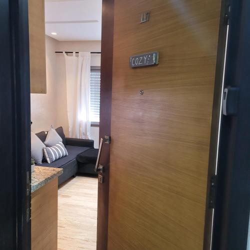 una puerta que conduce a una sala de estar con sofá en Cozy Studio in Casablanca ( 1.1 km from Casavoyageurs station ), en Casablanca