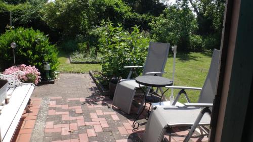 RabenholzSabricke的庭院设有两把椅子和一张桌子。