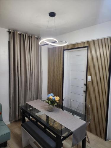 Katil atau katil-katil dalam bilik di Fully furnished 2BR Perfect Base for your Getaway!