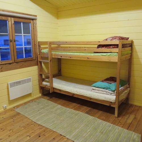 two bunk beds in a room with a window at Vihterpalu talli suvemaja in Vihterpalu
