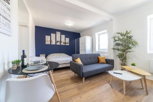 un salon avec un canapé et une table dans l'établissement Le Sweet Plaisancier - Parking and Wi-Fi Gratuits-, à Mulhouse