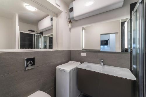 une salle de bain avec toilettes et lavabo dans l'établissement Le Sweet Plaisancier - Parking and Wi-Fi Gratuits-, à Mulhouse