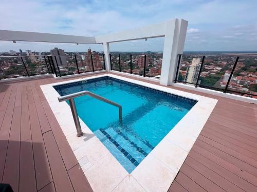 Der Swimmingpool an oder in der Nähe von Apartmento con piscina y gimnasio en Asunción