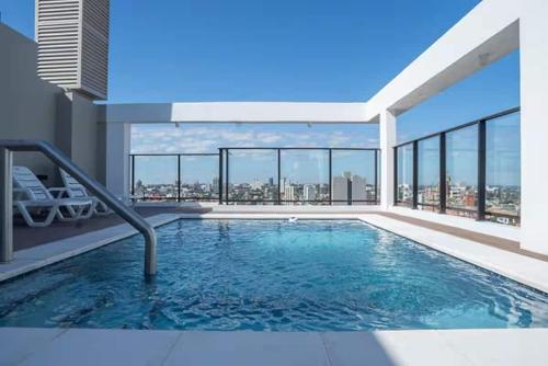 ein Schwimmbad auf dem Dach eines Gebäudes in der Unterkunft Apartmento con piscina y gimnasio en Asunción in Asunción