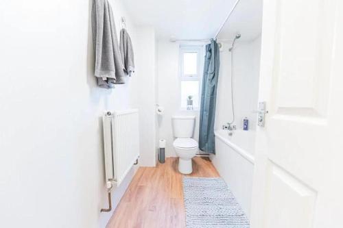Bilik mandi di Cozy & Modern Accommodation in Barrow-in-Furness