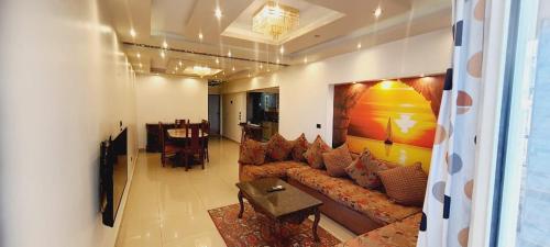 una sala de estar con un sofá y una mesa en City Square - Apartments With Side Sea-View, en Alejandría