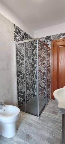 Ένα μπάνιο στο Suite GuestHouse a pochi passi dal mare