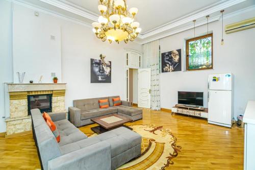 Μια τηλεόραση ή/και κέντρο ψυχαγωγίας στο Malakan Hotel Nizami CITY