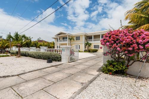 Φωτογραφία από το άλμπουμ του Seaside Paradise Spacious Home with SEVEN bedroom - steps to Sea! στο Νασσάου