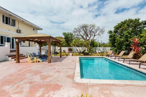 Πισίνα στο ή κοντά στο Seaside Paradise Spacious Home with SEVEN bedroom - steps to Sea!