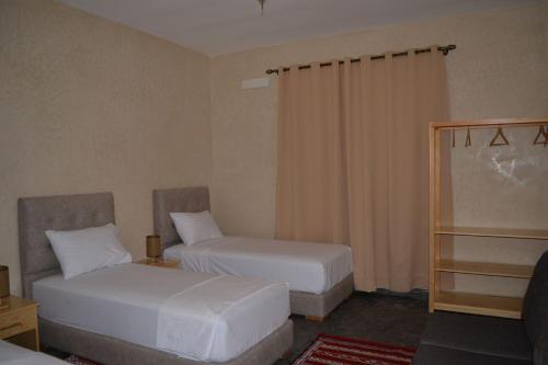 Una cama o camas en una habitación de Dar El Yakout