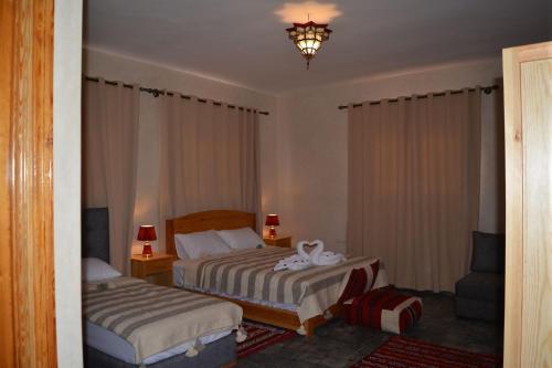 Una cama o camas en una habitación de Dar El Yakout
