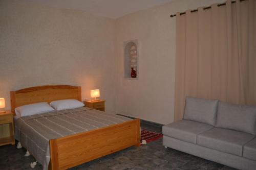 Una cama o camas en una habitación de Dar El Yakout