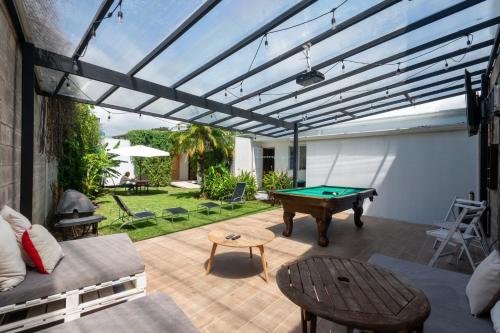 a patio with a pool table and ping pong ball at Capital Hostel de Ciudad in San José