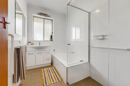 un bagno bianco con lavandino e doccia di The sweet and spicy retreat a Mount Gambier