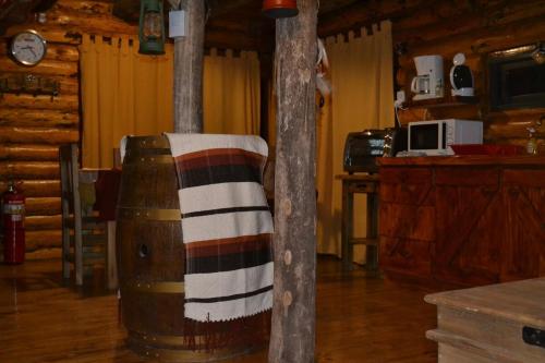 a room with a wooden pole with a barrel at Cabañas La Mercedes-Cabaña 1 in Tupungato