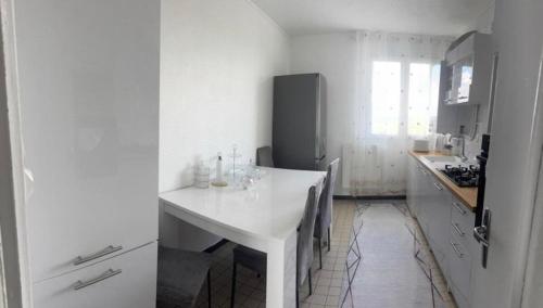 Η κουζίνα ή μικρή κουζίνα στο Appartement 4 pièces