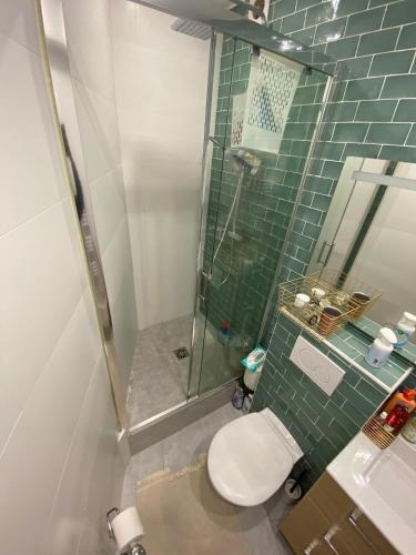 une salle de bain avec toilettes et douche en verre dans l'établissement Paris confort, à Paris