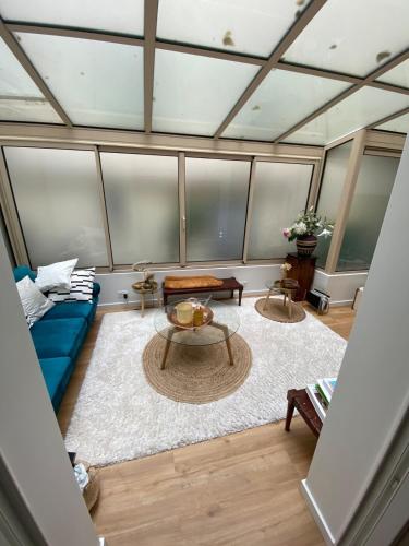 un salon avec un canapé bleu et une table dans l'établissement Paris confort, à Paris