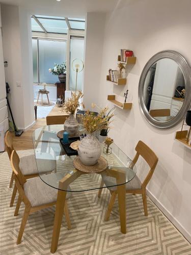 une salle à manger avec une table en verre et deux chaises dans l'établissement Paris confort, à Paris