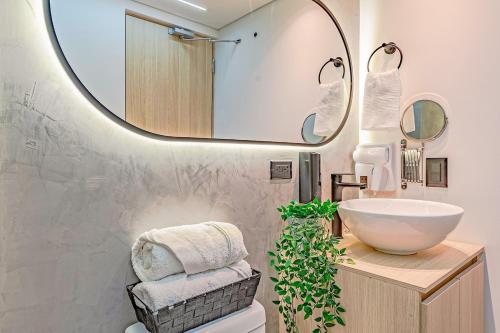 カリにあるH405 Industrial Luxury Private Jacuzzi Viewsの洗面台と鏡のあるバスルーム
