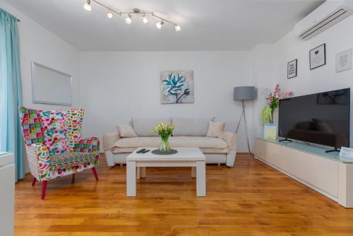 Apartments with parking space Makarska - 24301