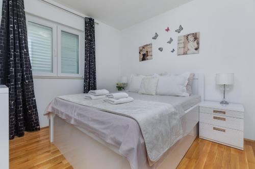 Apartments with parking space Makarska - 24301
