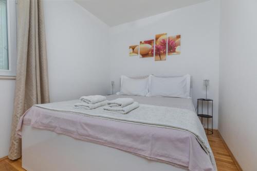 Apartments with parking space Makarska - 24301