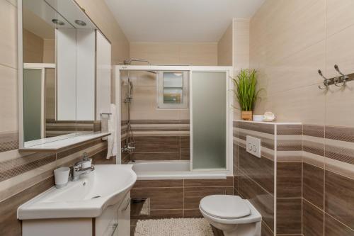 Apartments with parking space Makarska - 24301