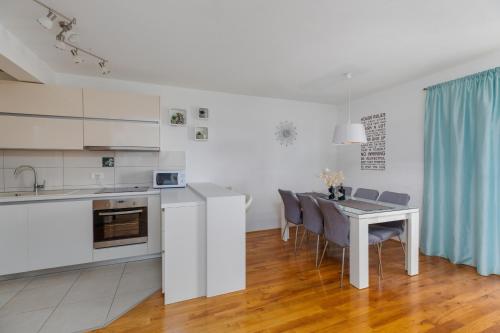 Apartments with parking space Makarska - 24301