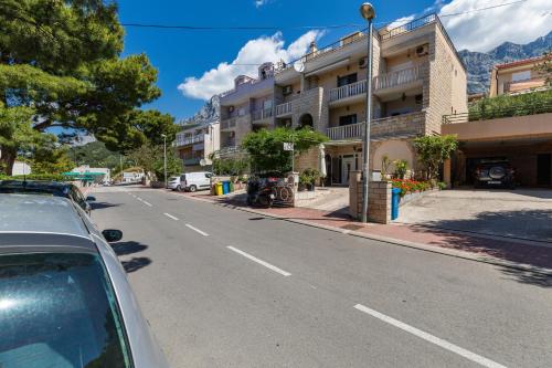 Apartments with parking spaces Makarska - 24562