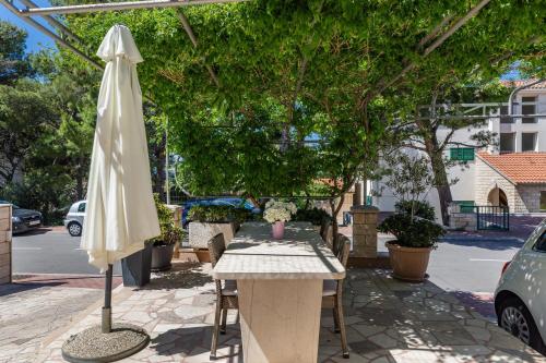 Apartments with parking space Makarska - 24562