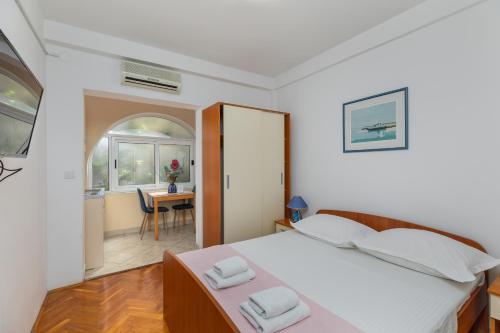 Apartments with parking space Makarska - 24562