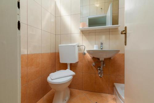 Apartments with parking space Makarska - 24562