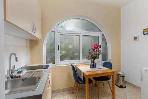 Apartments with parking space Makarska - 24562