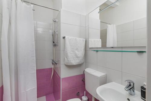Apartments with parking space Makarska - 24562