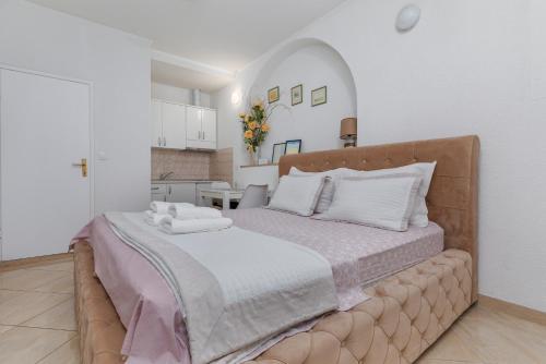 Apartments with parking space Makarska - 24562