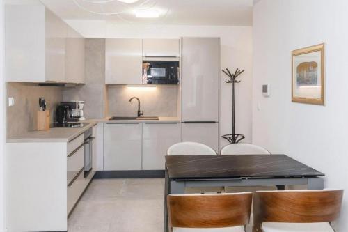 Apartments with parking space Split - 24662