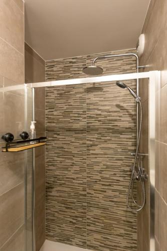 a shower with a glass door in a bathroom at Studio Chic avec Cinéma Privé À 15 min de Disneyland et 20 min de Paris in Champs-Sur-Marne
