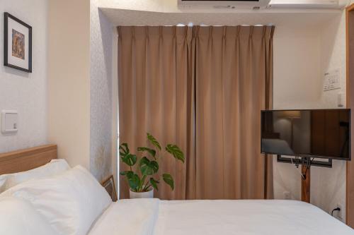 Postel nebo postele na pokoji v ubytování SHIKA HOME 横滨中华街 高级公寓 适合团体 情侣 个人 差旅 长居Luxury Group Business solo Extended Trps Living near Chinatoiwn キッチン完備 家族やグループに落ち着きある空間 長期滞在に最適