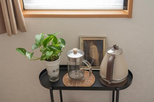 Příslušenství pro přípravu čaje a kávy v ubytování SHIKA HOME 横滨中华街 高级公寓 适合团体 情侣 个人 差旅 长居Luxury Group Business solo Extended Trps Living near Chinatoiwn キッチン完備 家族やグループに落ち着きある空間 長期滞在に最適