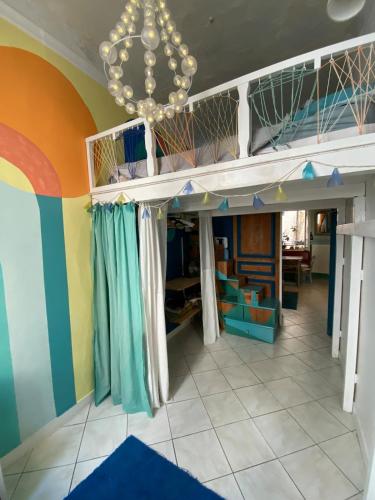 Cette chambre comprend des lits superposés et un plafond. dans l'établissement FLC Bail mobilité - Canebière-Vieux Port-terrasse - 2 bedrooms, à Marseille