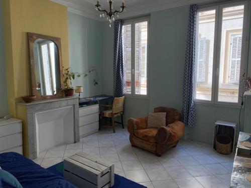- un salon avec un miroir, une chaise et un bureau dans l'établissement FLC Bail mobilité - Canebière-Vieux Port-terrasse - 2 bedrooms, à Marseille